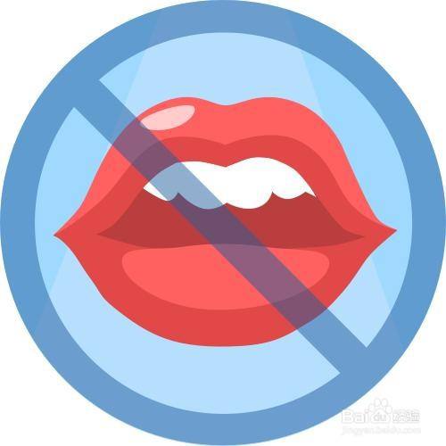 可以选择在群里默默的不说话,或者屏蔽群消息,很快管理员就会把你