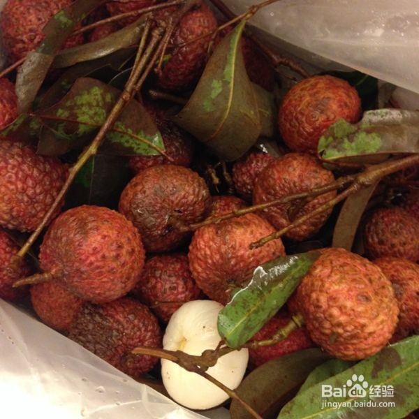 买荔枝时，如何挑选出新鲜优质的荔枝