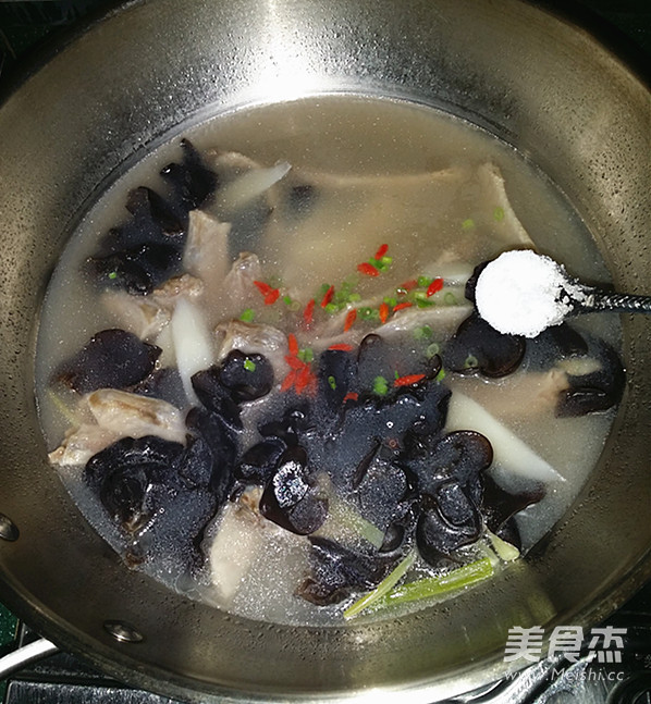 鸭翅尖山药木耳汤