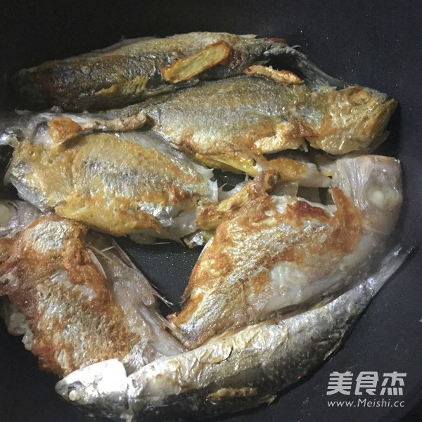 香煎杂鱼煲的做法