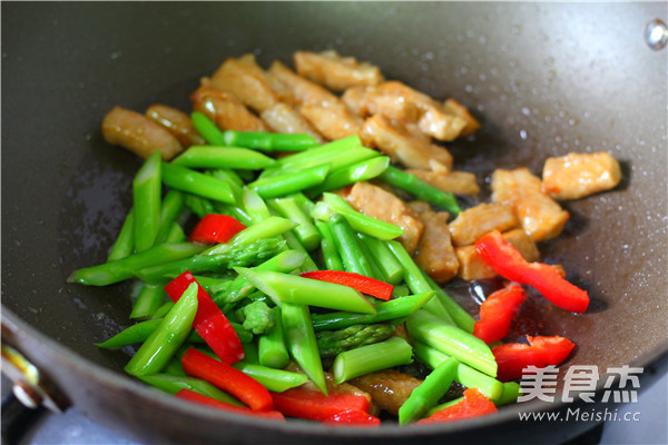 芦笋炒猪柳的做法