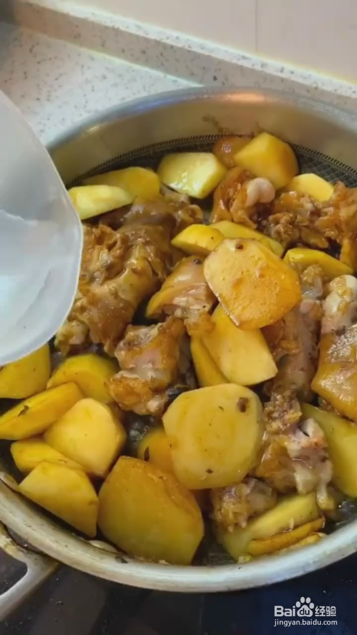 如何制作土豆焖猪蹄