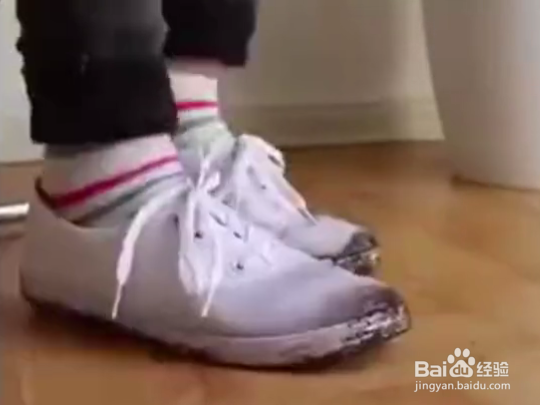 脏了的小白鞋不用蘸水也能洗
