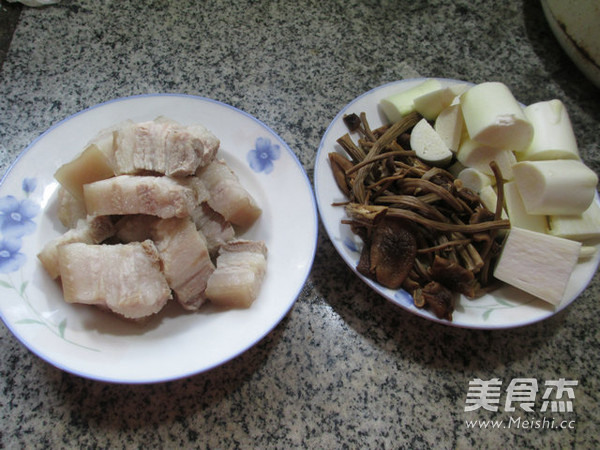 茶树菇茭白烧五花肉