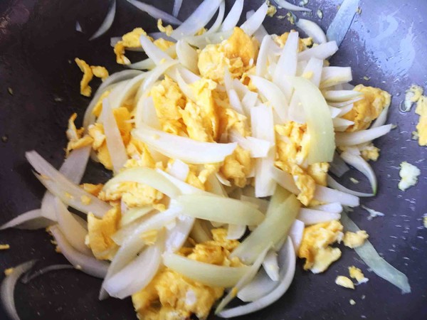 洋葱炒蛋的做法