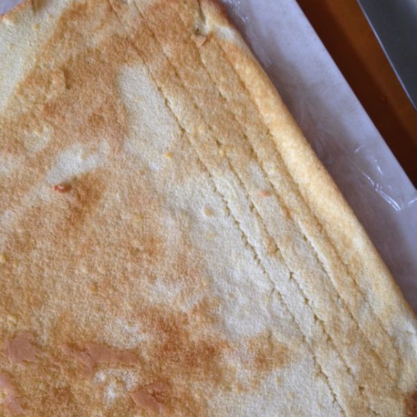 草莓戚风蛋糕卷