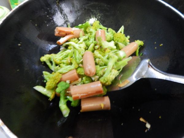 西兰花烧玉米肠