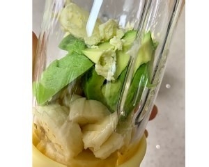 如何制作牛油果香蕉奶昔