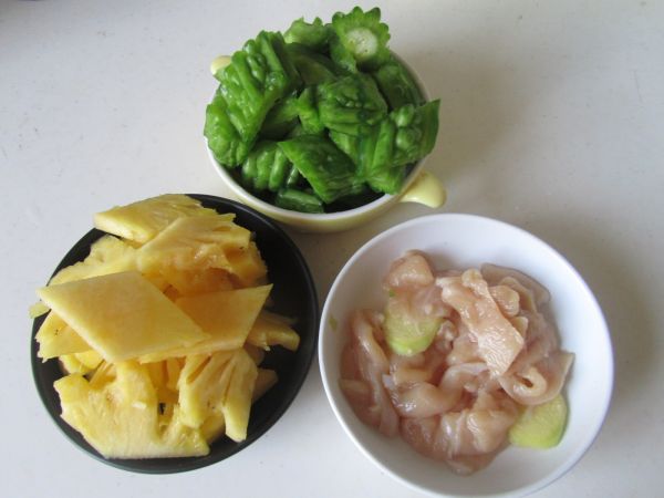 香菠凉瓜炒鸡片