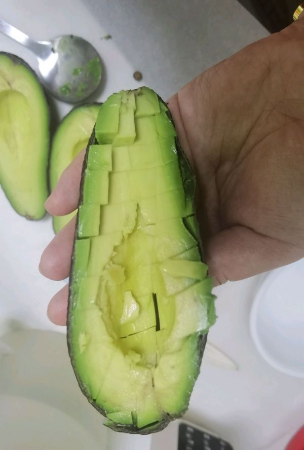 牛油果培根溏心蛋三明治