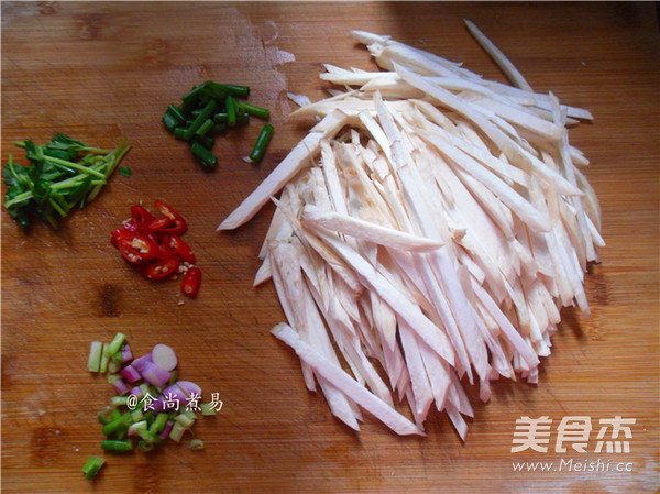 炝拌鸡腿菇的做法