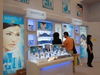如何让化妆品展柜吸引顾客眼球？