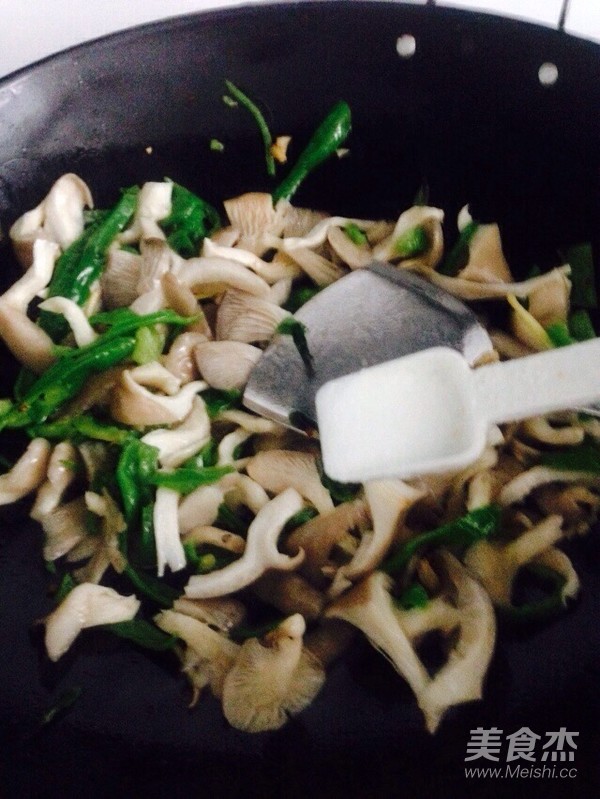 青椒炒平菇的做法