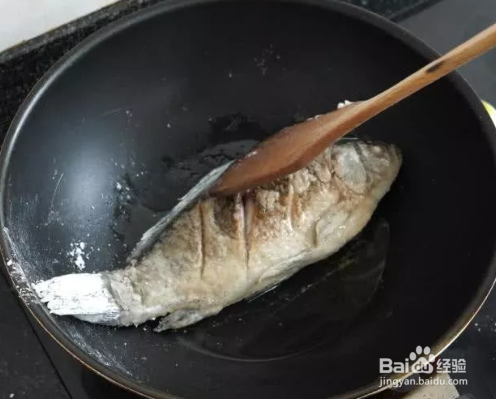 煎鱼不会破皮的一个小妙招？