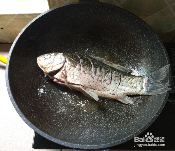 如何泡菜烧鲫鱼