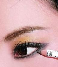 秋冬眼妆技巧——自然立体