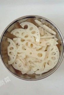 切、炝是这道菜的好吃秘笈--酸辣炝藕