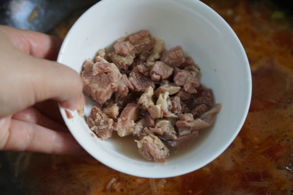 西红柿金针菇牛肉汤