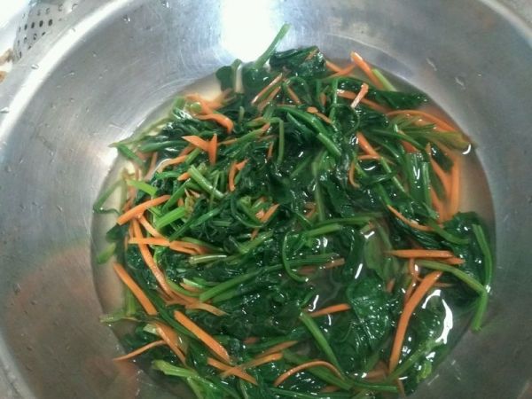 麻酱拌坚果菠菜