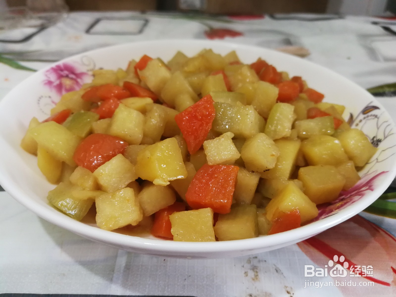 今天用土豆,青萝卜,胡萝卜做一道炖菜,好吃又营养,做法分享一下