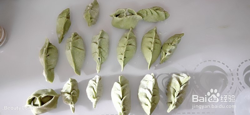 菠菜饺子皮和猪肉韭菜馅的饺子做法