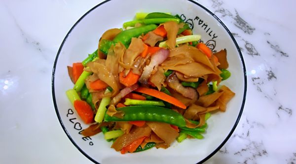 腊肉杏鲍菇炒荷兰豆