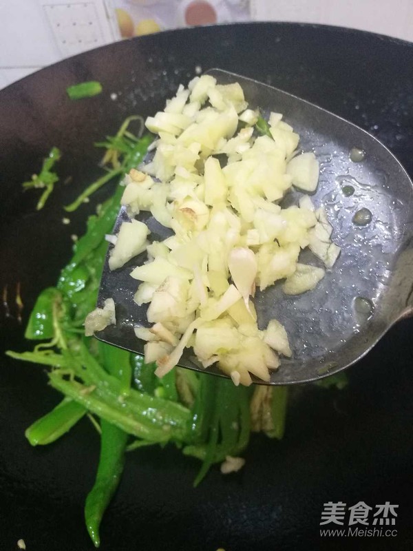 蒜蓉煎青椒的做法