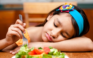 如何培养孩子独立就餐的好习惯呢?