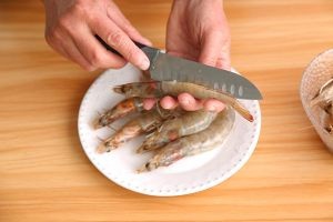 蒜蓉粉丝蒸大虾—经典美味搭配的做法