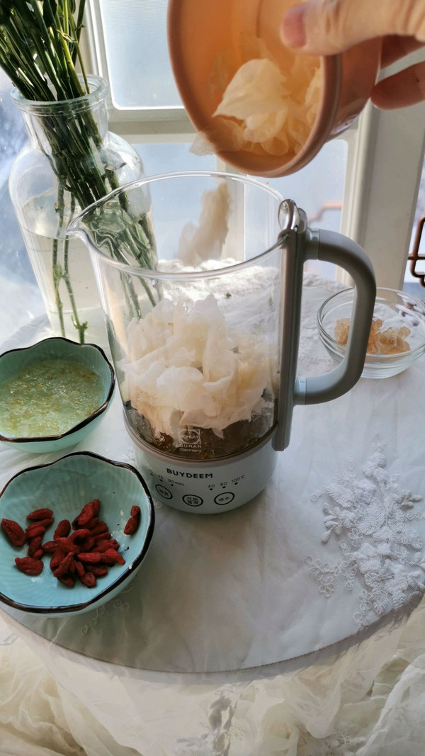 红枣桃胶银耳汤