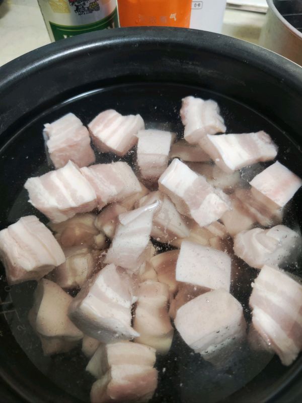 红烧肉偶遇红枣和土豆块