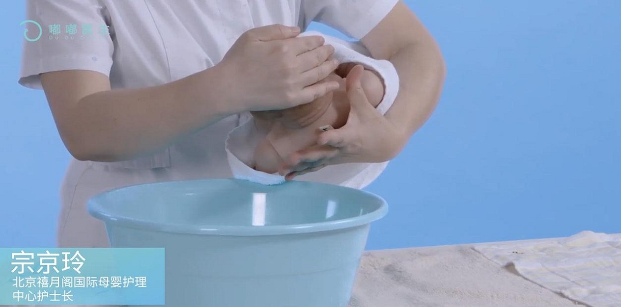 如何给宝宝洗澡？