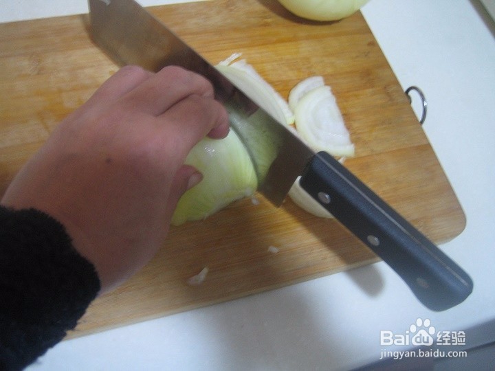 老年人怎样用刀切洋葱条