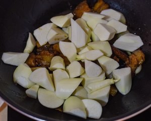 健康养生佳品茭白烧肉的做法