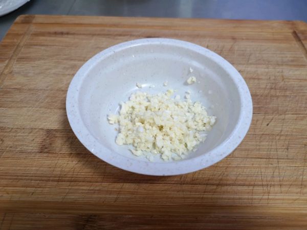 嫩绿蒜蓉地瓜叶