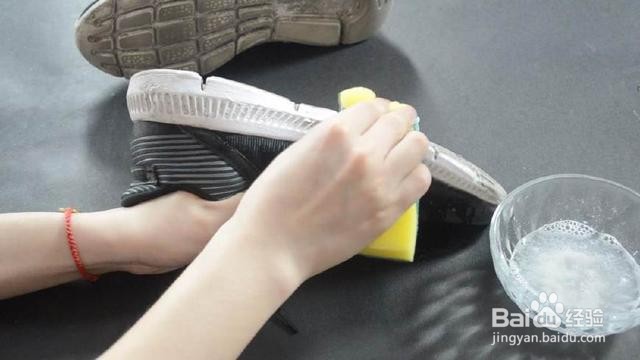 怎么刷鞋子干净又白