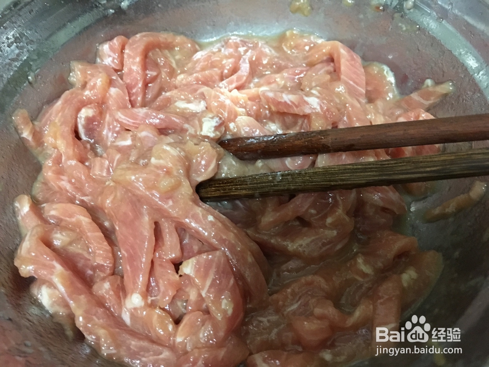 大厨这样做肉丝青椒盖饭