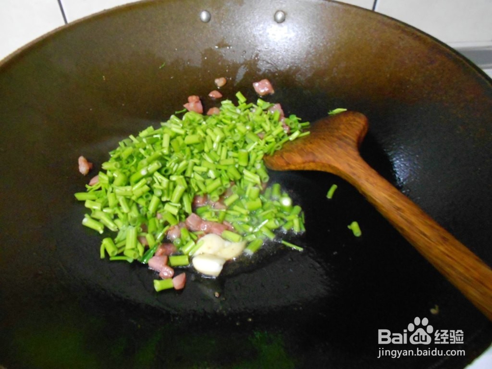 香肠炒菜梗做法