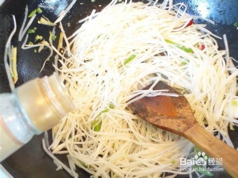 家常小菜土豆丝如何炒更脆爽可口