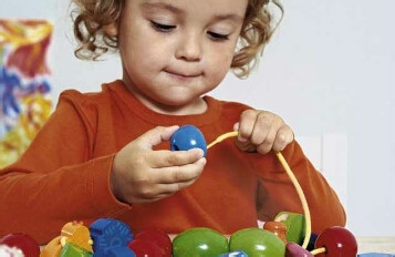 <b>如何用串珠或手链来教宝宝玩出乐趣</b>