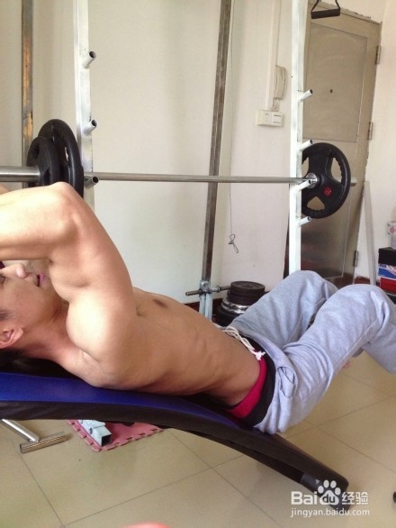 用腹肌板锻炼腹肌的方法