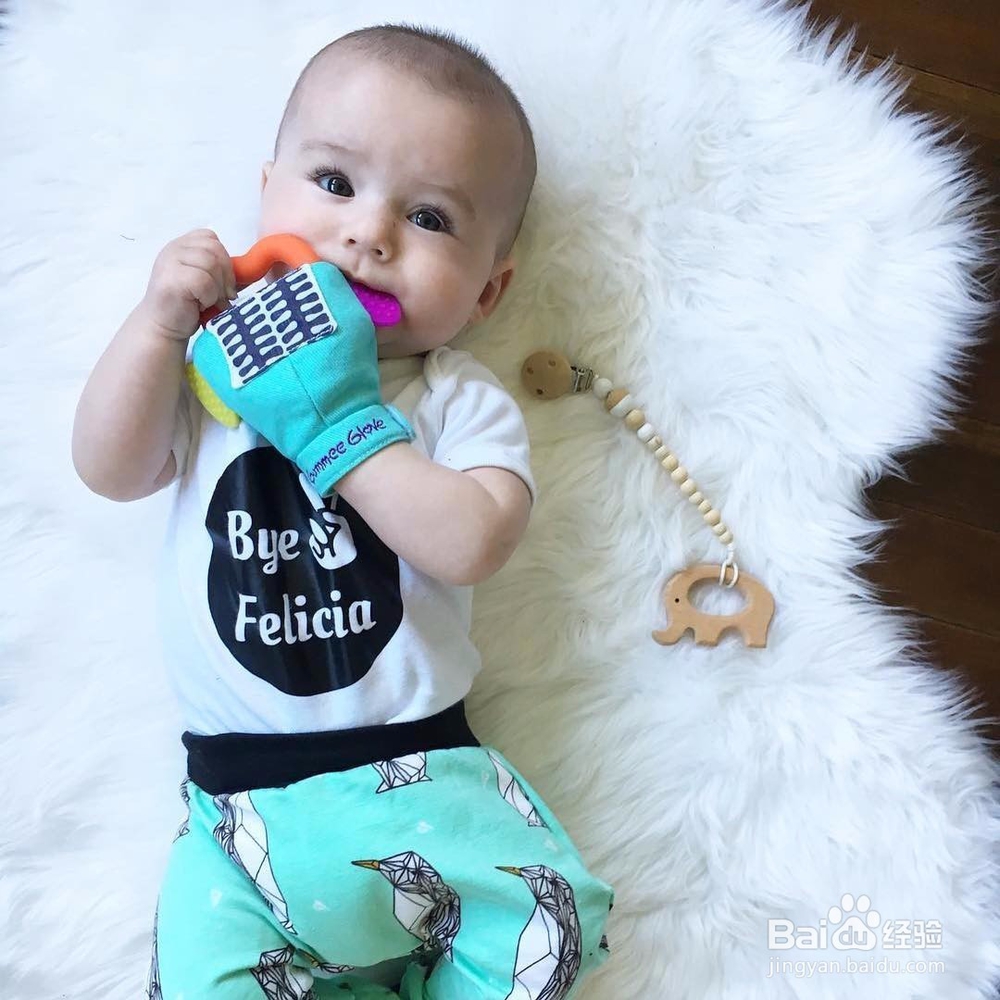 如何给出牙期孩子挑选牙胶或围兜？