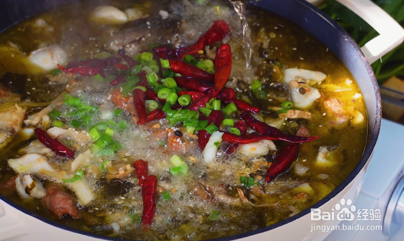 酸菜牛鲈鱼火锅的做法