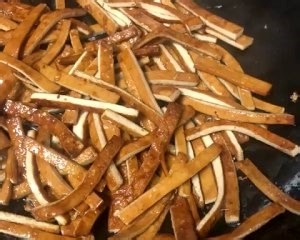 超级下饭的香干炒腊肉制作方法！