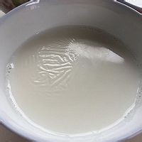 制作美味蜜豆双皮奶的步骤