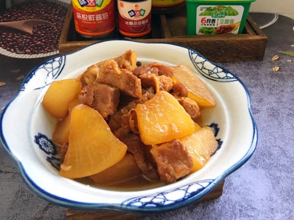 红烧萝卜牛腩煲