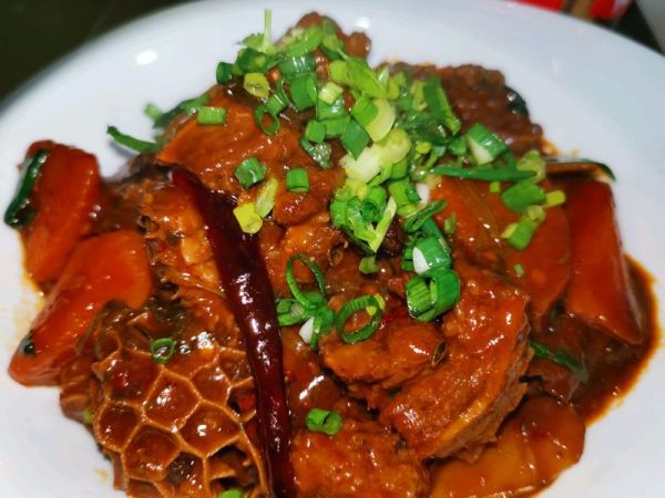 秘制萝卜焖牛腩