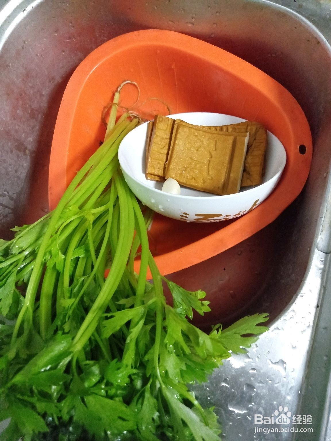 芹菜炒香干的做法
