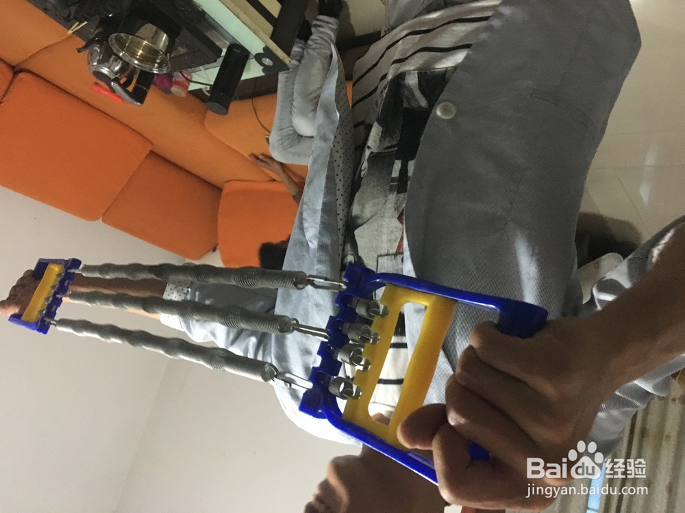 怎样使用好扩胸拉力器