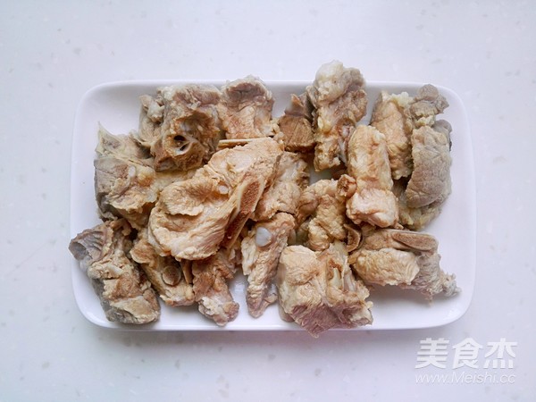 板栗排骨煲的做法